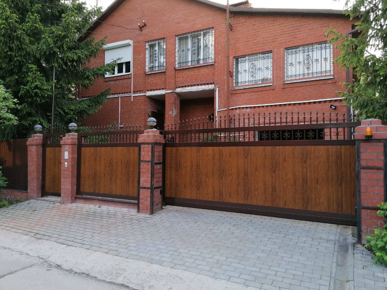 Уличные ворота DoorHan в Канске с установкой