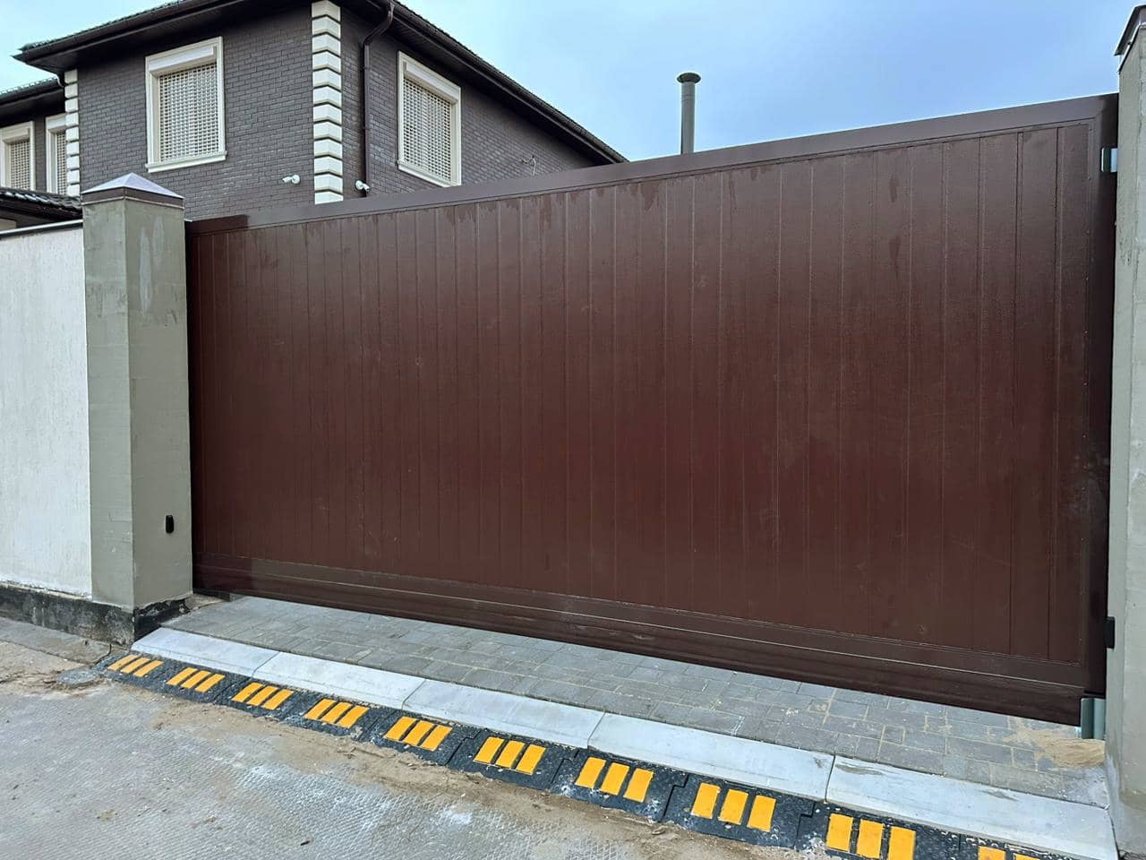 Уличные ворота DoorHan в Канске с установкой